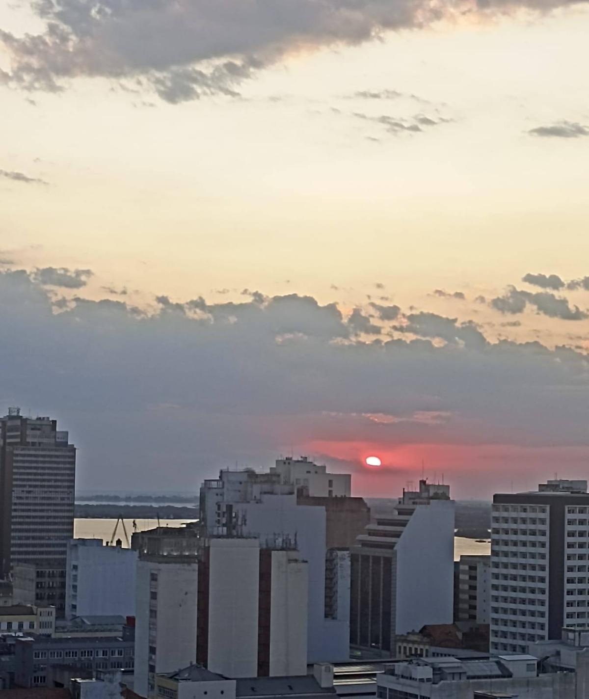 Apartamento com 2 quartos, 70m², à venda em Porto Alegre, Centro Histórico